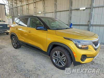 Czwarte zdjęcie samochodu z boku: 2022 KIA SELTOS S VIN:KNDEUCAA7N7315363 - miniatura