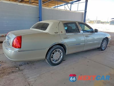 Trzecie zdjęcie samochodu z tyłu: 2010 LINCOLN TOWN CAR SIGNATURE LIMITED VIN:2LNBL8CV5AX618936 - miniatura