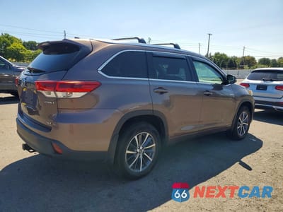 Trzecie zdjęcie samochodu z tyłu: 2018 TOYOTA HIGHLANDER HYBRID XLE VIN:5TDJGRFH3JS040976 - miniatura