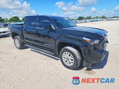 Czwarte zdjęcie samochodu z boku: 2025 TOYOTA TACOMA SR5 VIN:3TMKB5FNXSM042341 - miniatura