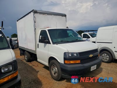 Czwarte zdjęcie samochodu z boku: 2021 CHEVROLET EXPRESS BOX TRUCK VIN:1GB0GRFP4M1164425 - miniatura