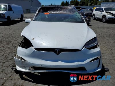 Piąte zdjęcie samochodu w środku: 2023 TESLA MODEL X VIN:7SAXCDE52PF378790 - miniatura