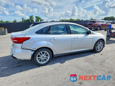 Trzecie zdjęcie samochodu z tyłu: 2016 FORD FOCUS SE VIN:1FADP3F2XGL341038 - miniatura