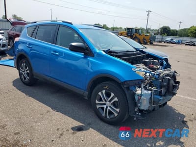 Czwarte zdjęcie samochodu z boku: 2018 TOYOTA RAV4 LE VIN:JTMBFREVXJJ746614 - miniatura