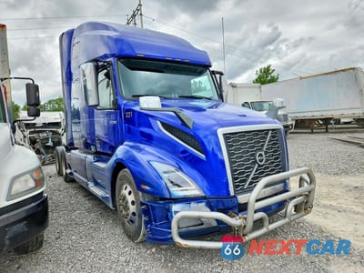 Czwarte zdjęcie samochodu z boku: 2020 VOLVO VNL SEMI TRUCK VIN:4V4NC9EJ8LN269331 - miniatura