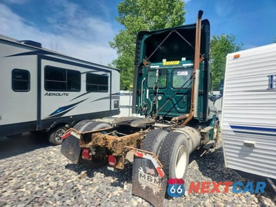Czwarte zdjęcie samochodu z boku: 2018 FREIGHTLINER CASCADIA 113 SEMI TRUCK VIN:3AKBGADV7JSJL4565 - miniatura