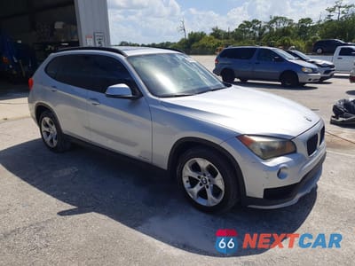Czwarte zdjęcie samochodu z boku: 2015 BMW X1 SDRIVE28I VIN:WBAVM1C54FV316422 - miniatura