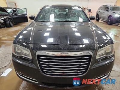 Piąte zdjęcie samochodu w środku: 2014 CHRYSLER 300 S VIN:2C3CCABG4EH119813 - miniatura