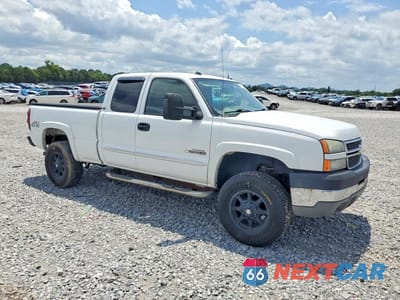 Czwarte zdjęcie samochodu z boku: 2005 CHEVROLET SILVERADO K2500 HEAVY DUTY VIN:1GCHK29G85E174580 - miniatura