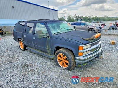 Czwarte zdjęcie samochodu z boku: 1998 CHEVROLET SUBURBAN K1500 VIN:1GNFK16R2WJ326084 - miniatura