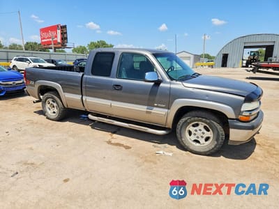 Czwarte zdjęcie samochodu z boku: 2001 CHEVROLET SILVERADO K1500 VIN:2GCEK19T911114118 - miniatura