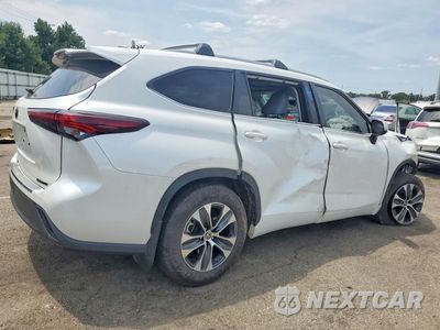 Trzecie zdjęcie samochodu z tyłu: 2024 TOYOTA HIGHLANDER XLE VIN:5TDKDRBH6RS565450 - miniatura