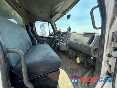 Zdjęcie 12 z 13 samochodu: 2005 FREIGHTLINER BUSINESS CLASS M2 REFUSE TRUCK VIN:1FVACXCS05HN20603 - miniatura