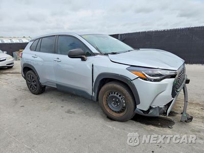 Czwarte zdjęcie samochodu z boku: 2023 TOYOTA COROLLA CROSS L VIN:7MUAAABG6PV057821 - miniatura