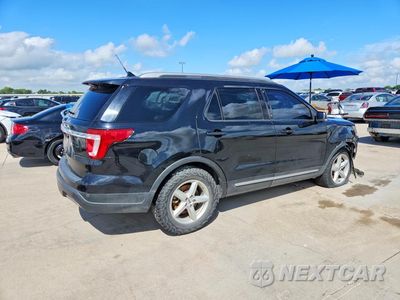 Trzecie zdjęcie samochodu z tyłu: 2019 FORD EXPLORER XLT VIN:1FM5K7D89KGB25206 - miniatura