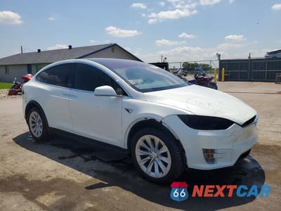 Czwarte zdjęcie samochodu z boku: 2018 TESLA MODEL X VIN:5YJXCAE23JF121274 - miniatura