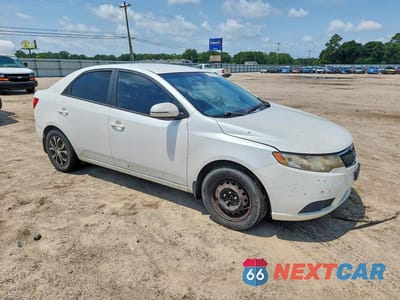 Czwarte zdjęcie samochodu z boku: 2012 KIA FORTE EX VIN:KNAFU4A20C5616520 - miniatura