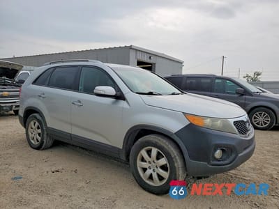 Czwarte zdjęcie samochodu z boku: 2011 KIA SORENTO LX VIN:5XYKT4A18BG025420 - miniatura