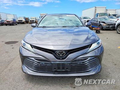 Piąte zdjęcie samochodu w środku: 2018 TOYOTA CAMRY L VIN:4T1B11HK0JU070556 - miniatura