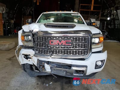 Piąte zdjęcie samochodu w środku: 2018 GMC SIERRA K2500 DENALI VIN:1GT12UEY4JF275924 - miniatura
