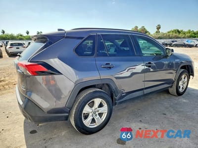 Trzecie zdjęcie samochodu z tyłu: 2021 TOYOTA RAV4 XLE VIN:4T3RWRFV2MU039056 - miniatura