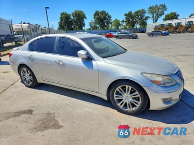 Czwarte zdjęcie samochodu z boku: 2010 HYUNDAI GENESIS 3.8L VIN:KMHGC4DE0AU081039 - miniatura