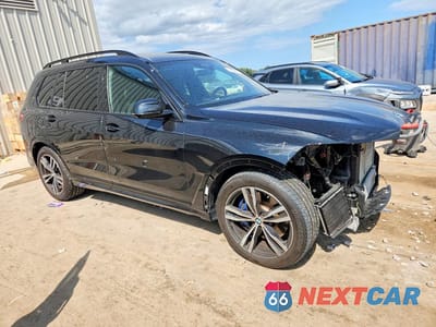 Czwarte zdjęcie samochodu z boku: 2025 BMW X7 XDRIVE40I VIN:5UX23EM06S9X05857 - miniatura