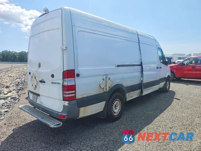 Trzecie zdjęcie samochodu z tyłu: 2011 MERCEDES-BENZ SPRINTER 2500 DELIVERY VAN VIN:WD3PE8CB4B5606056 - miniatura