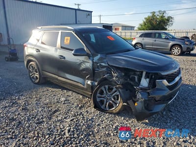 Czwarte zdjęcie samochodu z boku: 2023 KIA SELTOS S VIN:KNDEU2AA9P7369244 - miniatura