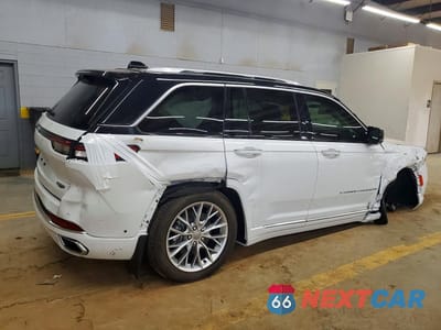 Trzecie zdjęcie samochodu z tyłu: 2022 JEEP GRAND CHEROKEE SUMMIT 4XE VIN:1C4RJYE61N8755991 - miniatura