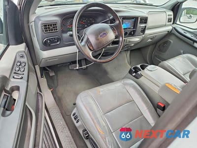 Zdjęcie 8 z 12 samochodu: 2005 FORD EXCURSION XLT VIN:1FMNU40S05EB81738 - miniatura