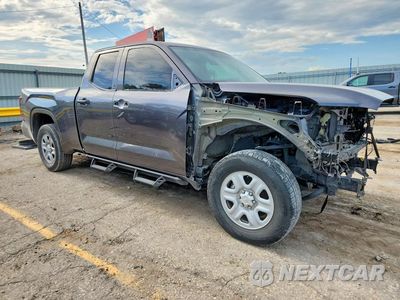 Czwarte zdjęcie samochodu z boku: 2022 TOYOTA TUNDRA SR VIN:5TFKB5AA2NX001947 - miniatura