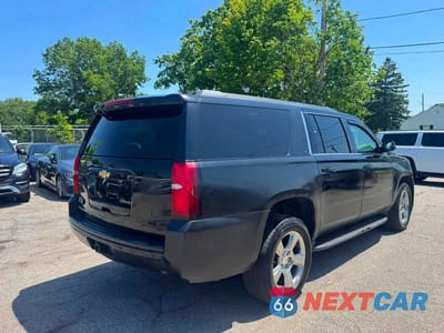Czwarte zdjęcie samochodu z boku: 2018 CHEVROLET SUBURBAN K1500 LT VIN:1GNSKHKC4JR238205 - miniatura