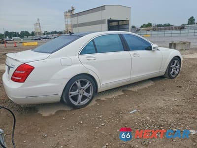 Trzecie zdjęcie samochodu z tyłu: 2013 MERCEDES-BENZ S 550 4MATIC VIN:WDDNG9EBXDA535276 - miniatura