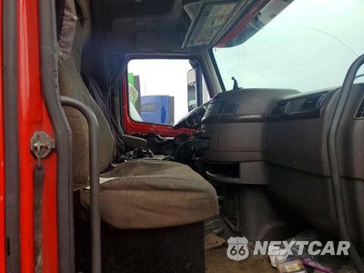 Piąte zdjęcie samochodu w środku: 2014 VOLVO VNL SEMI TRUCK VIN:4V4N99EH4EN172688 - miniatura