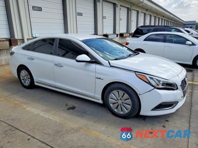 Czwarte zdjęcie samochodu z boku: 2016 HYUNDAI SONATA HYBRID SE VIN:KMHE24L16GA022712 - miniatura