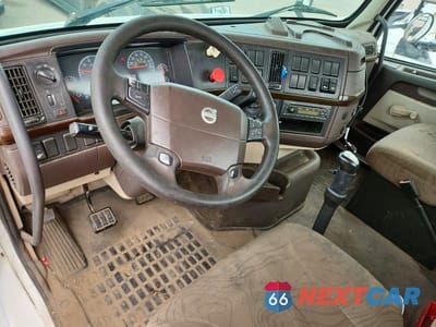 Zdjęcie 8 z 12 samochodu: 2013 VOLVO VNM SEMI TRUCK VIN:4V4MC9EG4DN136633 - miniatura