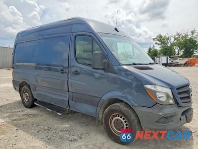 Czwarte zdjęcie samochodu z boku: 2018 MERCEDES-BENZ SPRINTER 2500 VIN:WD3PE7CD1JP647842 - miniatura