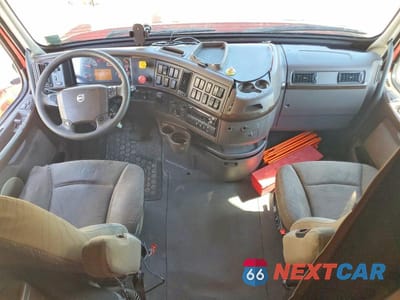 Zdjęcie 8 z 13 samochodu: 2016 VOLVO VNL SEMI TRUCK VIN:4V4NC9EH3GN949897 - miniatura