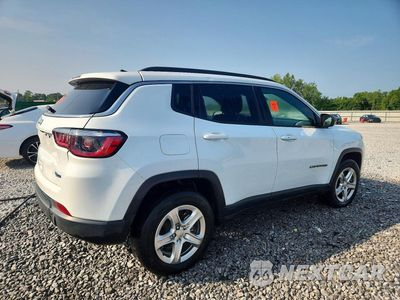 Trzecie zdjęcie samochodu z tyłu: 2023 JEEP COMPASS LATITUDE VIN:3C4NJDBN2PT504369 - miniatura