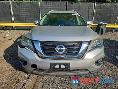 Piąte zdjęcie samochodu w środku: 2017 NISSAN PATHFINDER SV VIN:5N1DR2MN6HC902957 - miniatura