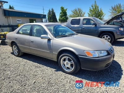Czwarte zdjęcie samochodu z boku: 2000 TOYOTA CAMRY CE VIN:4T1BG22K9YU670547 - miniatura