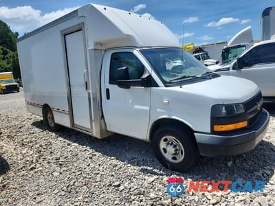 Czwarte zdjęcie samochodu z boku: 2023 CHEVROLET EXPRESS G3500 DELIVERY TRUCK VIN:1GB0GSF75P1114094 - miniatura