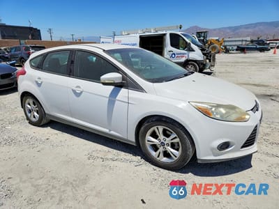 Czwarte zdjęcie samochodu z boku: 2014 FORD FOCUS SE VIN:1FADP3K21EL123685 - miniatura