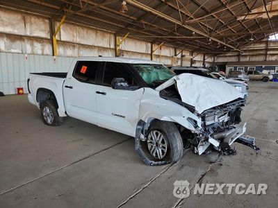 Czwarte zdjęcie samochodu z boku: 2024 TOYOTA TUNDRA SR5 VIN:5TFLA5DB5RX227336 - miniatura