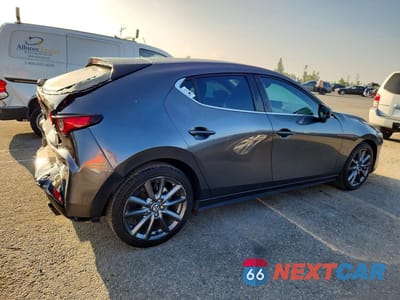 Trzecie zdjęcie samochodu z tyłu: 2023 MAZDA 3 SELECT VIN:JM1BPAKM5P1614623 - miniatura