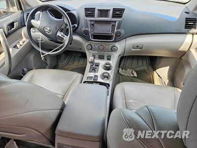 Zdjęcie 8 z 13 samochodu: 2013 TOYOTA HIGHLANDER SE VIN:5TDBK3EH2DS216499 - miniatura