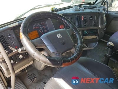 Zdjęcie 8 z 14 samochodu: 2005 VOLVO VN VNL VIN:4V4NC9GH35N374503 - miniatura