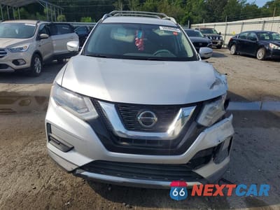 Piąte zdjęcie samochodu w środku: 2018 NISSAN ROGUE SV VIN:KNMAT2MTXJP620570 - miniatura