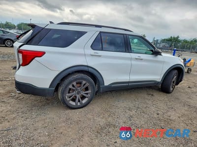 Trzecie zdjęcie samochodu z tyłu: 2021 FORD EXPLORER XLT VIN:1FMSK8DHXMGA02641 - miniatura